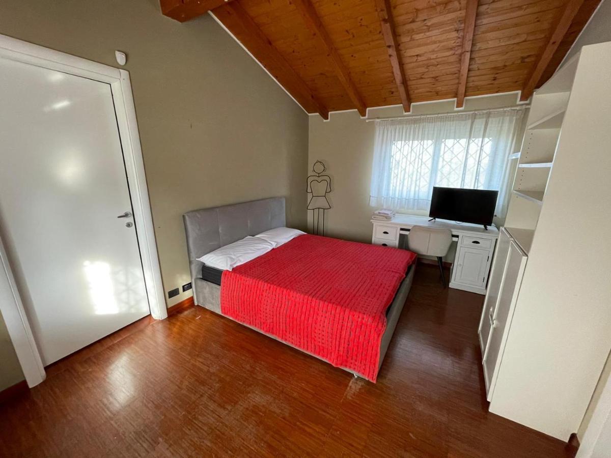 Lussuosa Villa Vicino Alla Stazione Caronno Pertusella Εξωτερικό φωτογραφία