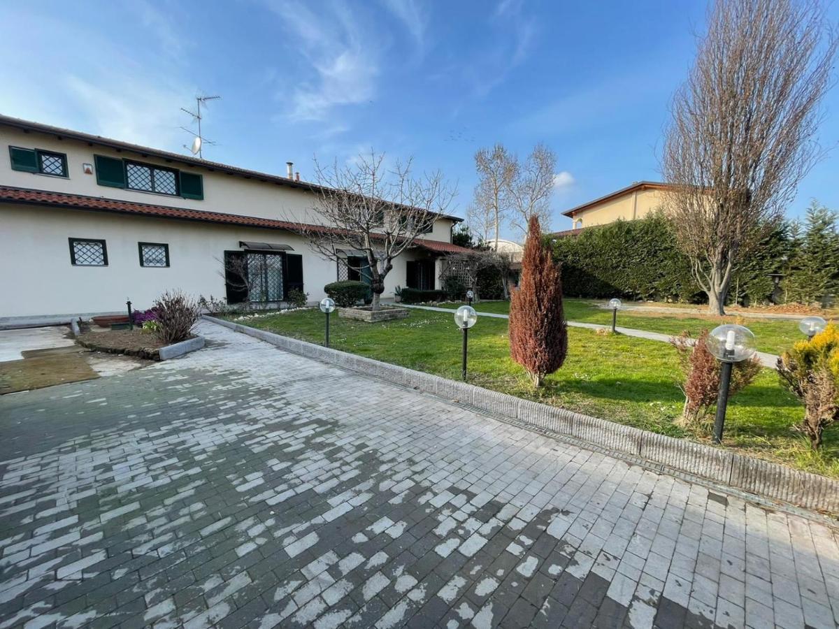 Lussuosa Villa Vicino Alla Stazione Caronno Pertusella Εξωτερικό φωτογραφία